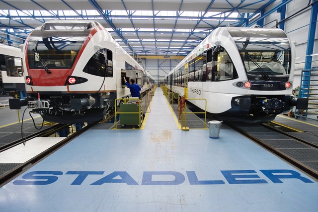 Perakitan rangkaian kereta di pabrik Stadler di Swiss | Foto: swiss.ch