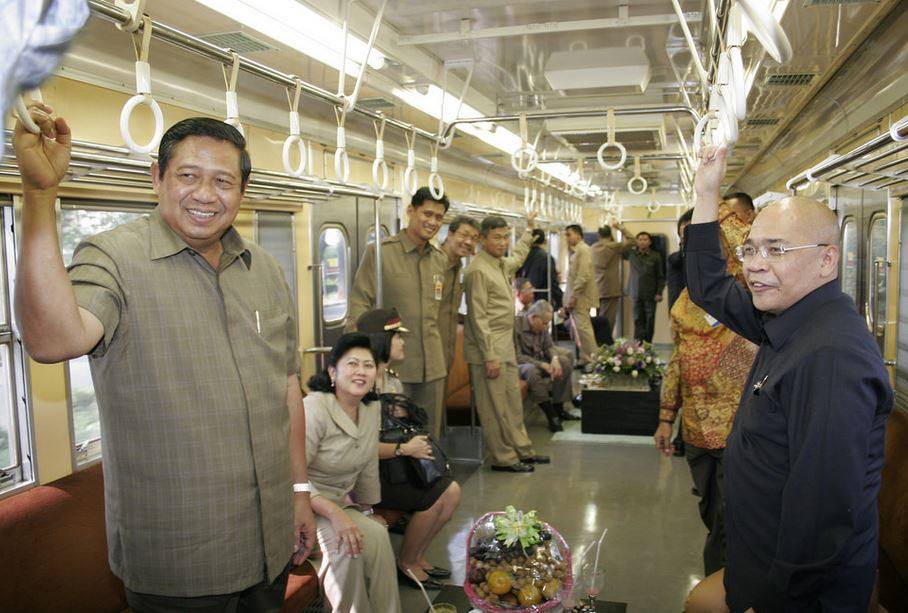Presiden Susilo Bambang Yudhoyono (kiri) dan Menteri Perhubungan Jusman Syafei Jamal (kanan) saat mencoba rangkaian Tokyo Metro 5000