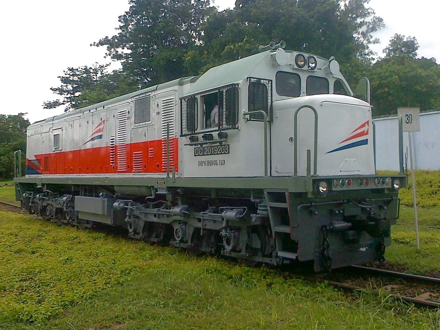 On Board Responden pada Lokomotif CC 201 92 03 yang berbentuk lingkaran dan batang besi di atas plat nomor lokomotif | Foto: Bima Budi Satria