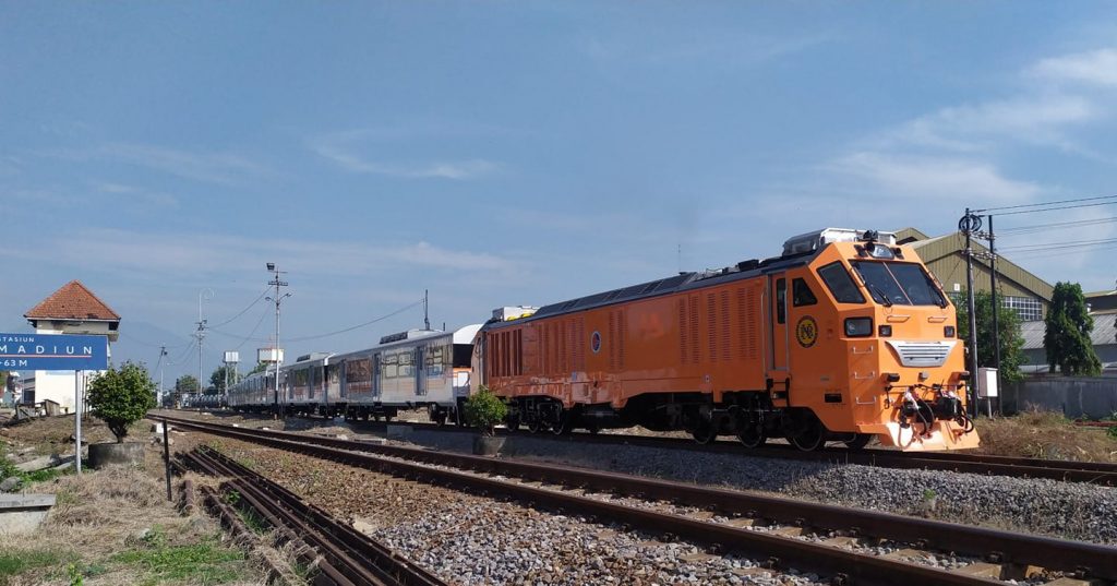 Lokomotif dan rangkaian kereta penumpang komuter PNR saat berangkst dari Stasiun Madiun menuju Kertosono | foto: Zidan Nando