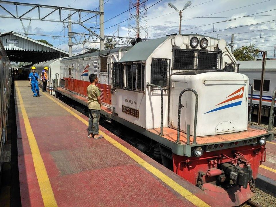Rangkaian KA Lokal Merak di Stasiun Rangkasbitung