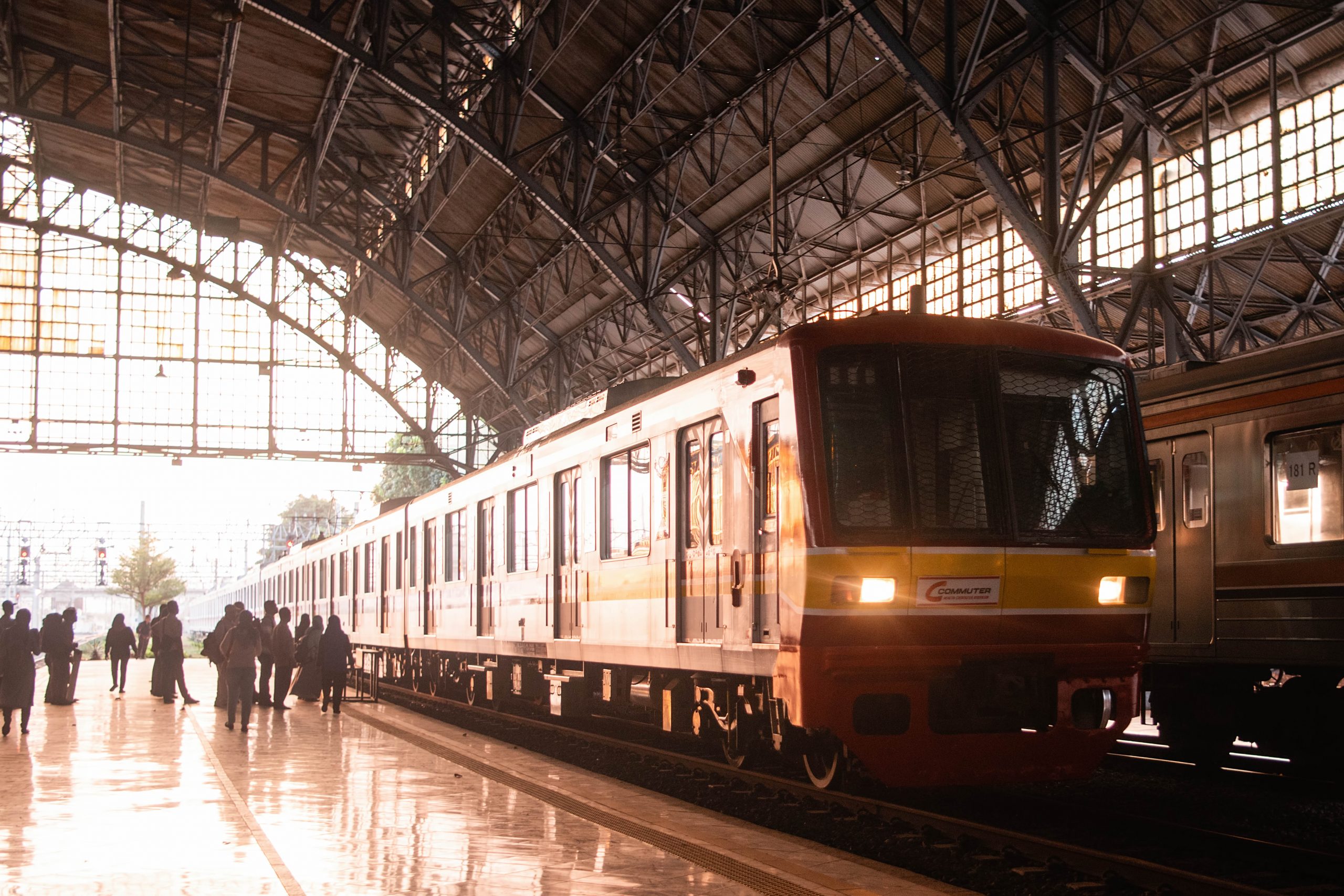 Ilustrasi KRL Commuter Line di Stasiun Tanjung Priok