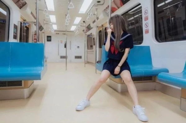 Potongan adegan video dewasa yang diambil di dalam mock up rangkaian kereta bawah tanah Taipei