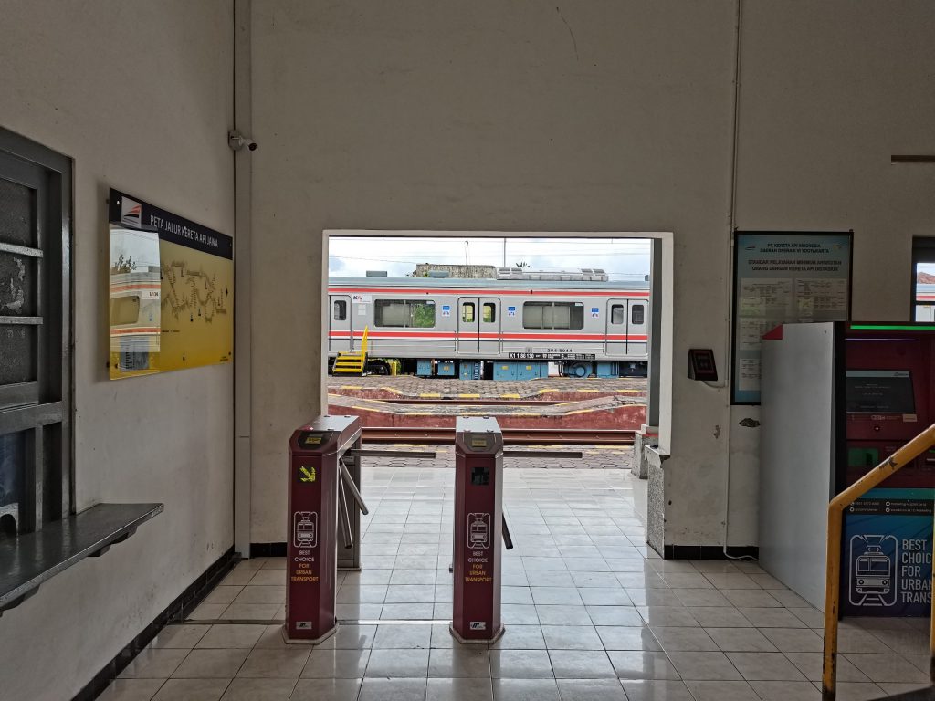 Gate penumpang, alat cek saldo/aktivasi kartu, dan vending machine Tiket Harian Berjaminan (THB) di Stasiun Srowot