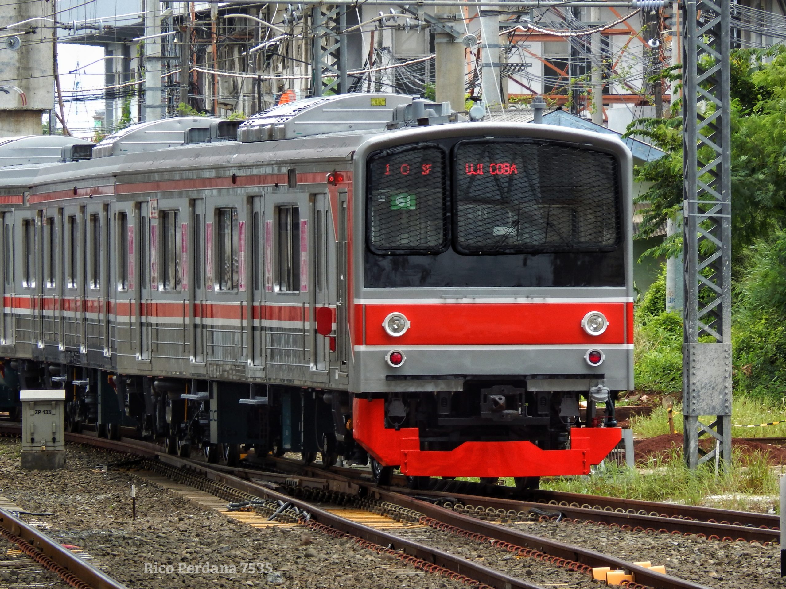 Commuter Line adalah nama layanan kereta dari operator KAI Commuter | Foto: RED/Rico Perdana Putra |