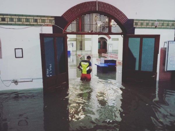 Bangunan Stasiun Semarang Tawang yang terendam banjir