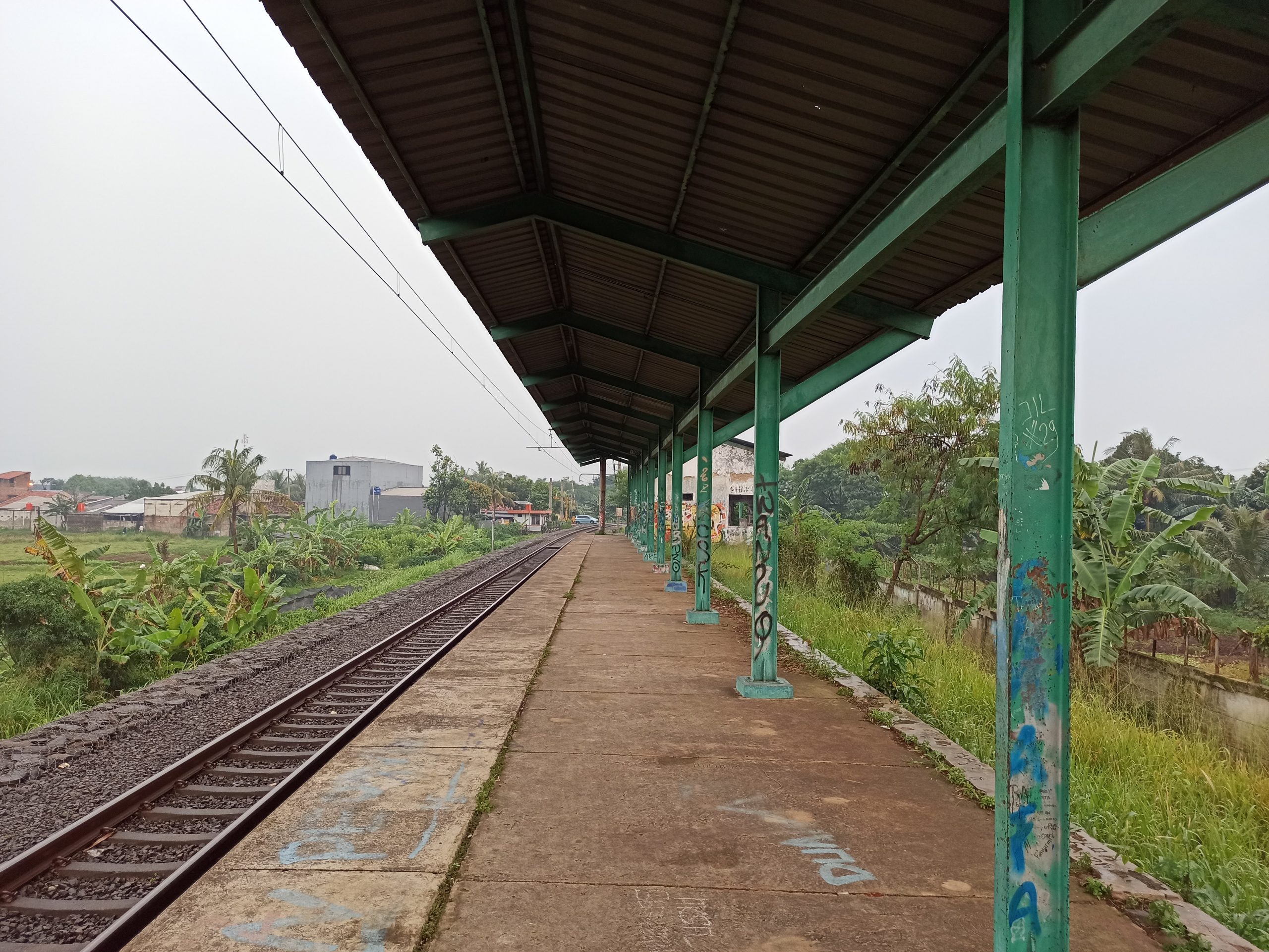Peron Stasiun Pondok Rajeg menghadap timur