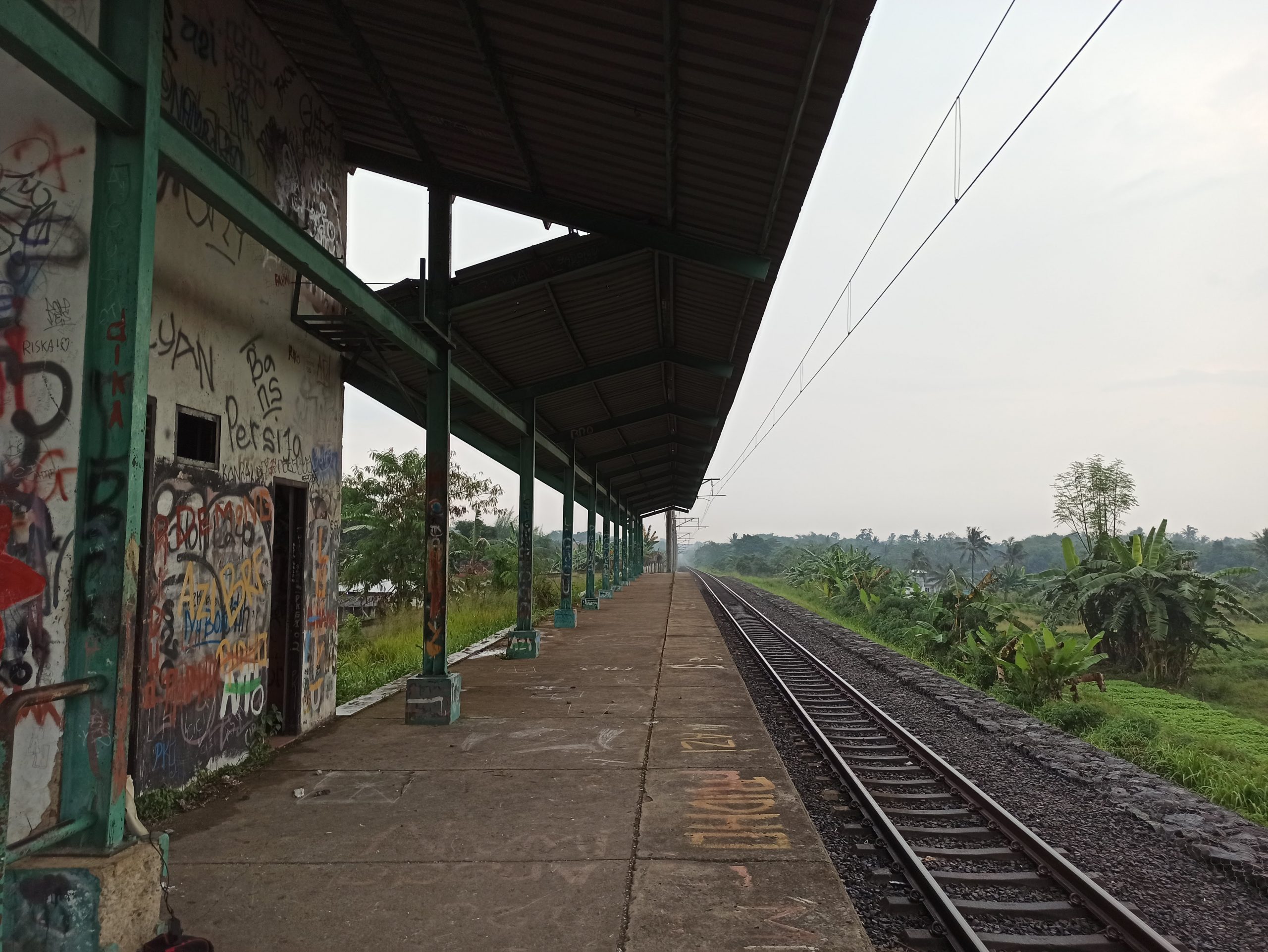Peron Stasiun Pondok Rajeg menghadap barat 
