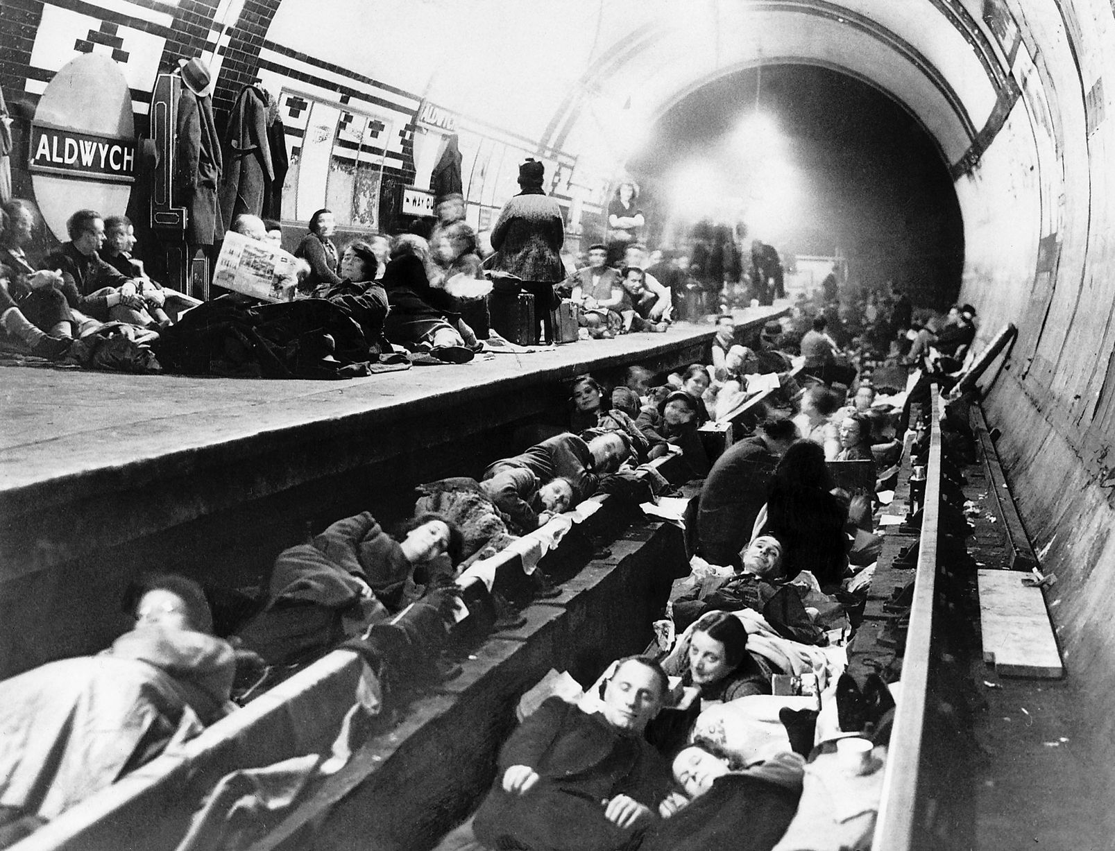 Warga sipil London berlindung dari serangan Jerman di Stasiun Aldwych
