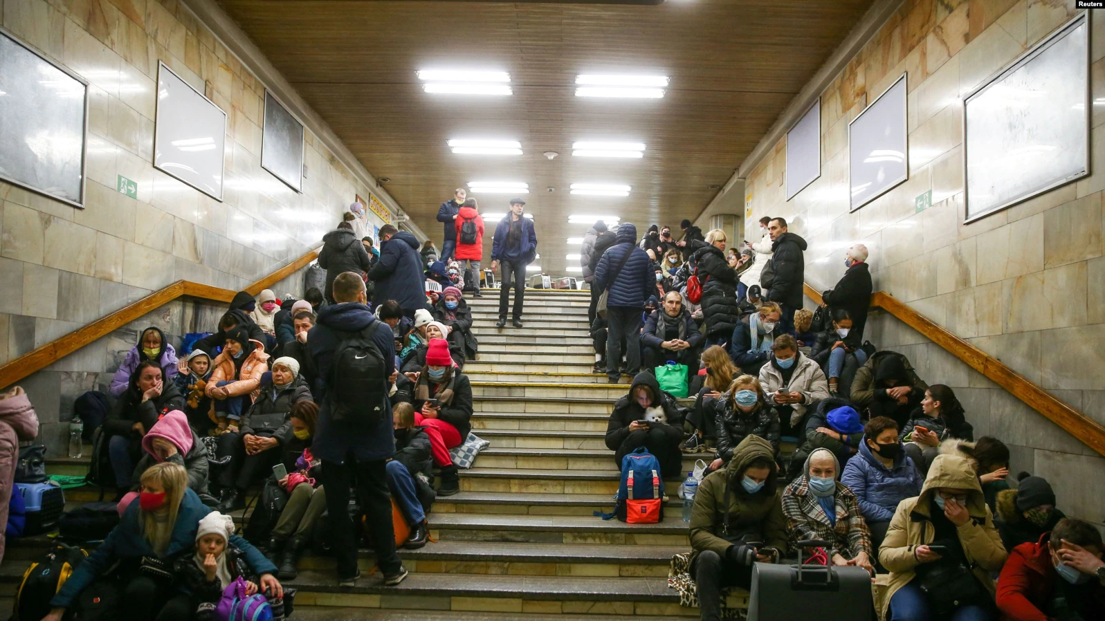 Warga di stasiun bawah tanah Kyiv