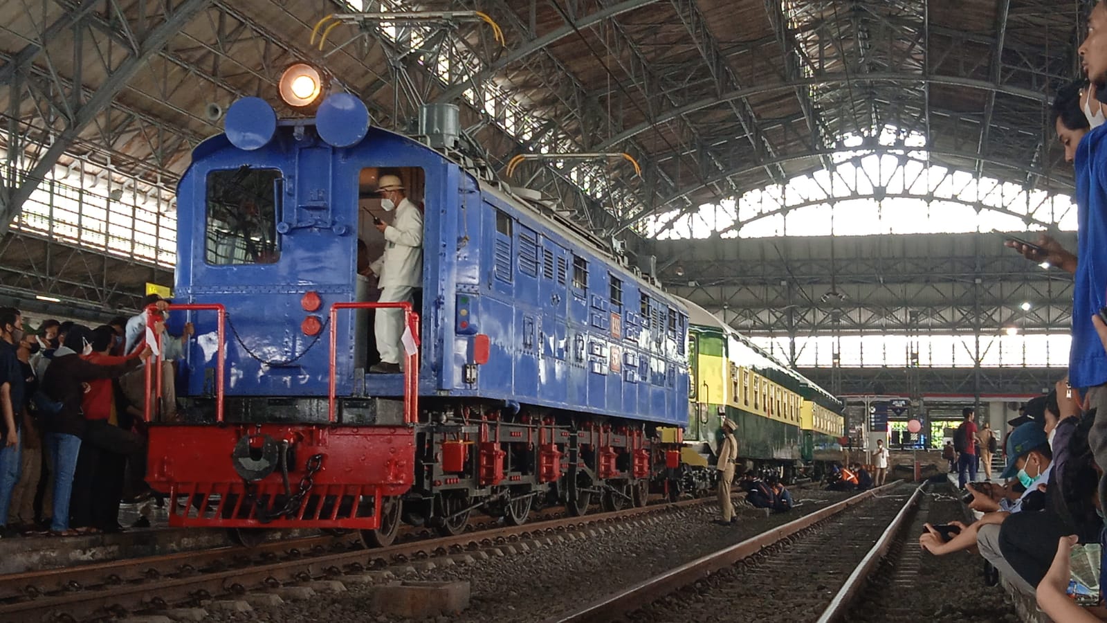 lokomotif Bonbon dan kereta Djoko Kendil saat di Stasiun Tanjung Priok