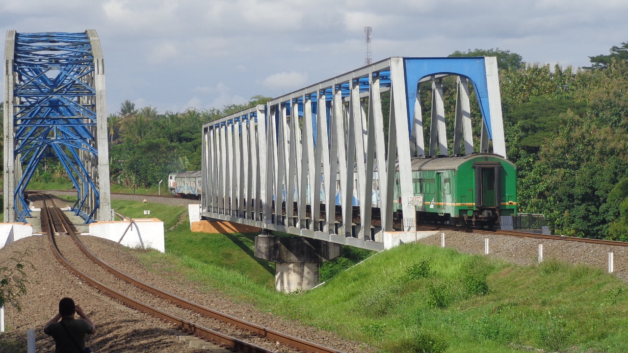 Kereta Gajahwong dan jembatan Kulon Progo