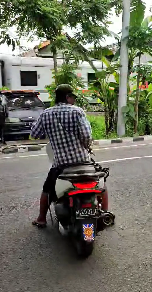 Bagian belakang motor pelaku | Tangkapan Video: Diky Firmansyah