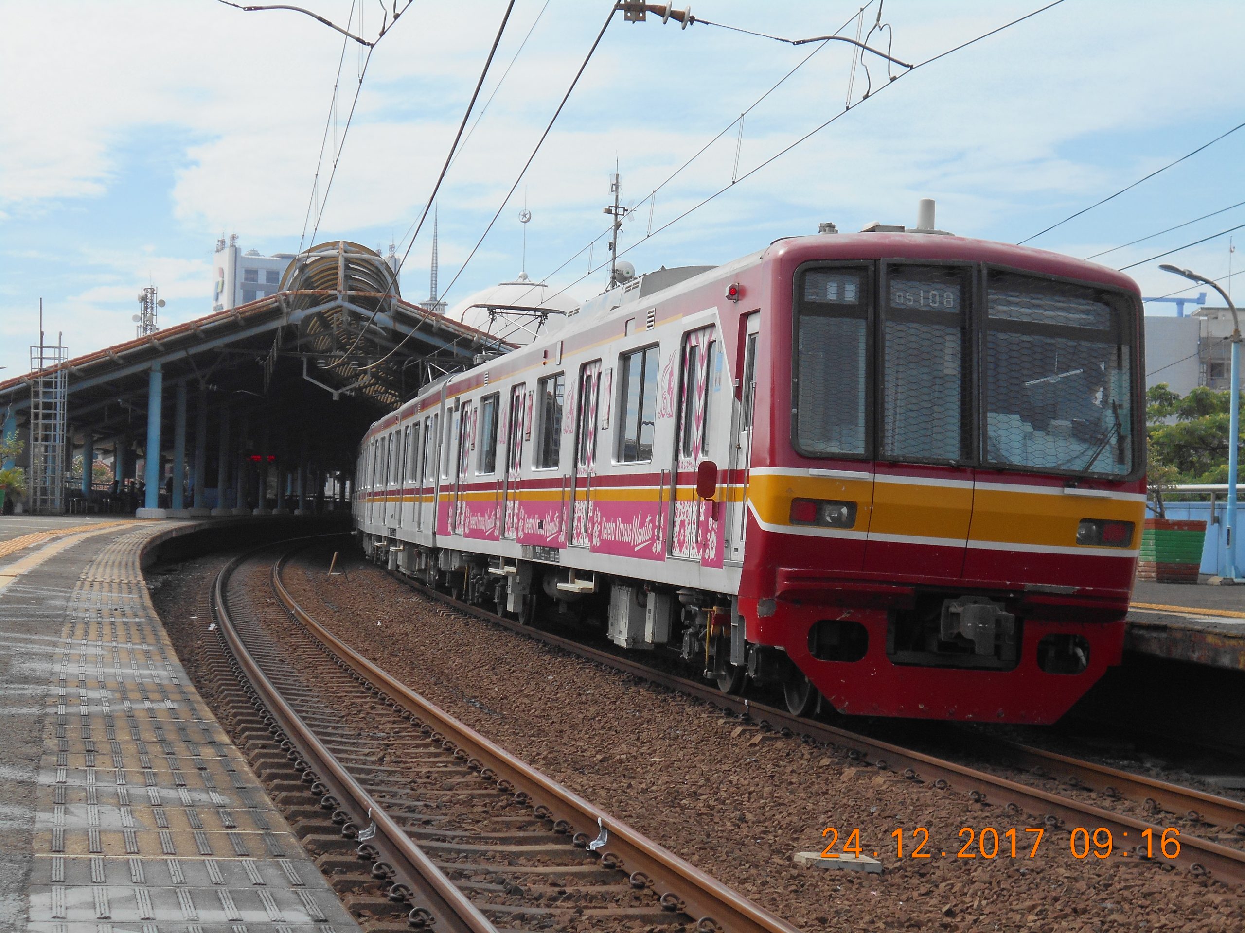 Ilustrasi Commuter Line (CL) di Stasiun KAI Juanda. Di stasiun ini, PT KCI bermarkas | Foto: Adrian Falah Diratama
