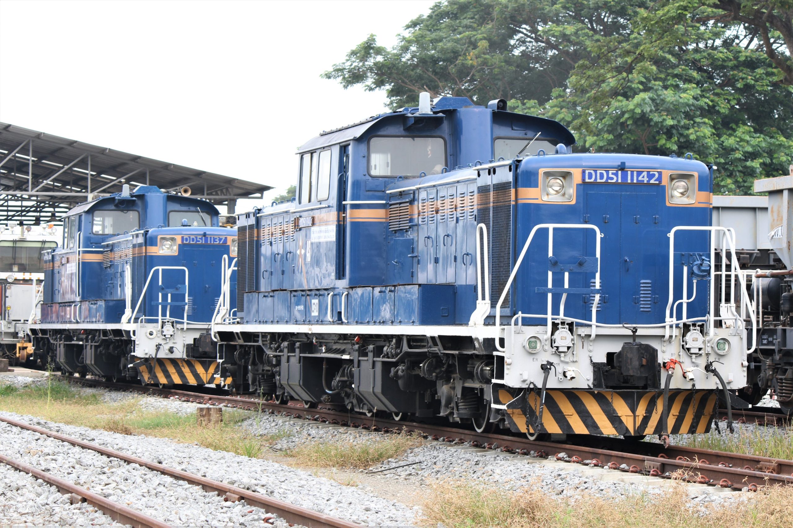 Lokomotif DD51-1142 dan DD51-1137 di Thailand yang berhasil dihidupkan pecinta kereta api dari dana hasil crowdfunding