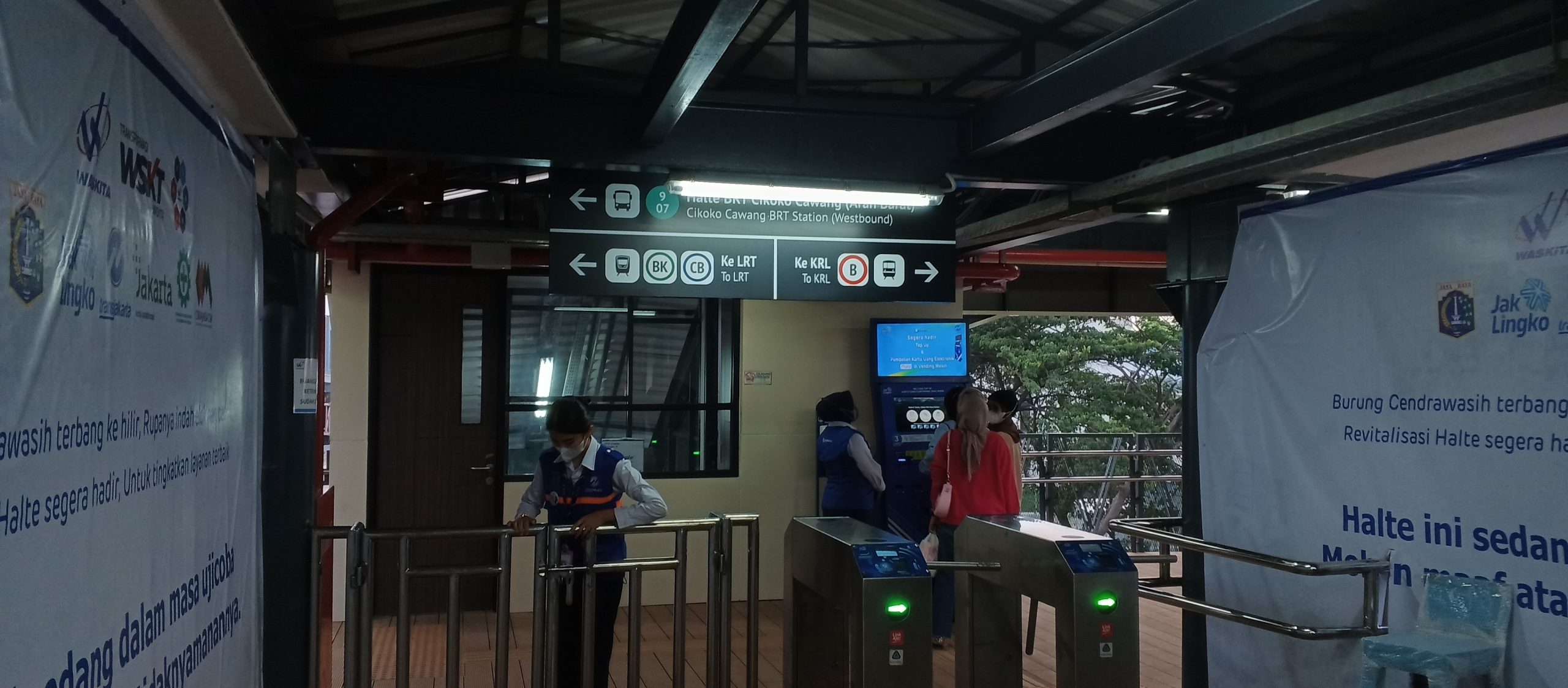 Gate keluar dari Halte Cikoko Stasiun Cawang arah timur menuju Halte Cikoko Stasiun Cawang arah barat, Stasiun KAI LRT Jabodebek Cikoko, dan Stasiun KAI CL Cawang | Foto: RED/Adrian Falah Diratama