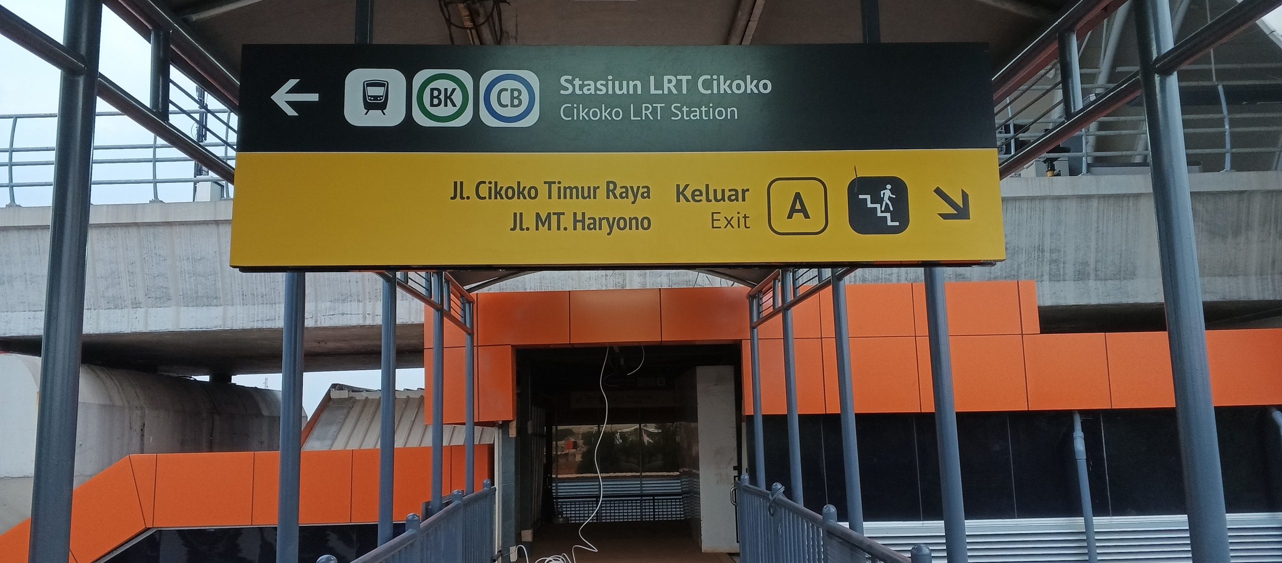 Kesalahan pada signage. Seharusnya serong kanan atas menuju Stasiun KAI LRT Jabodebek Cikoko dan serong kiri atas menuju Jalan Cikoko Timur Raya dan Jalan MT. Haryono | Foto: RED/Adrian Falah Diratama