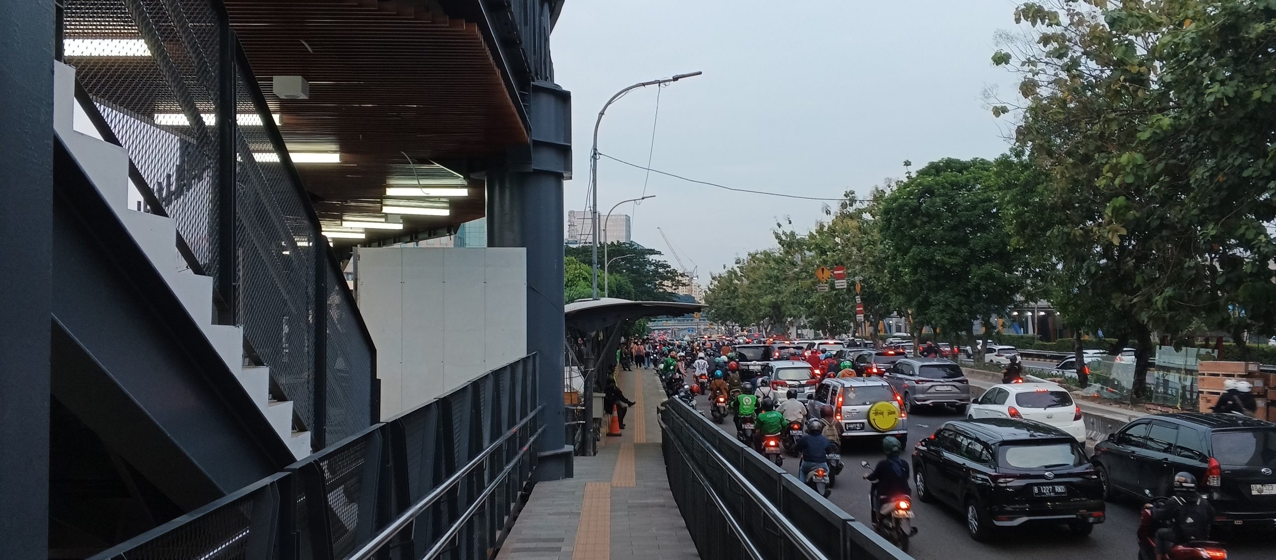 Berjalan di trotoar sisi utara jalan MT. Haryono menuju Stasiun KAI CL Cawang | Foto: RED/Adrian Falah Diratama