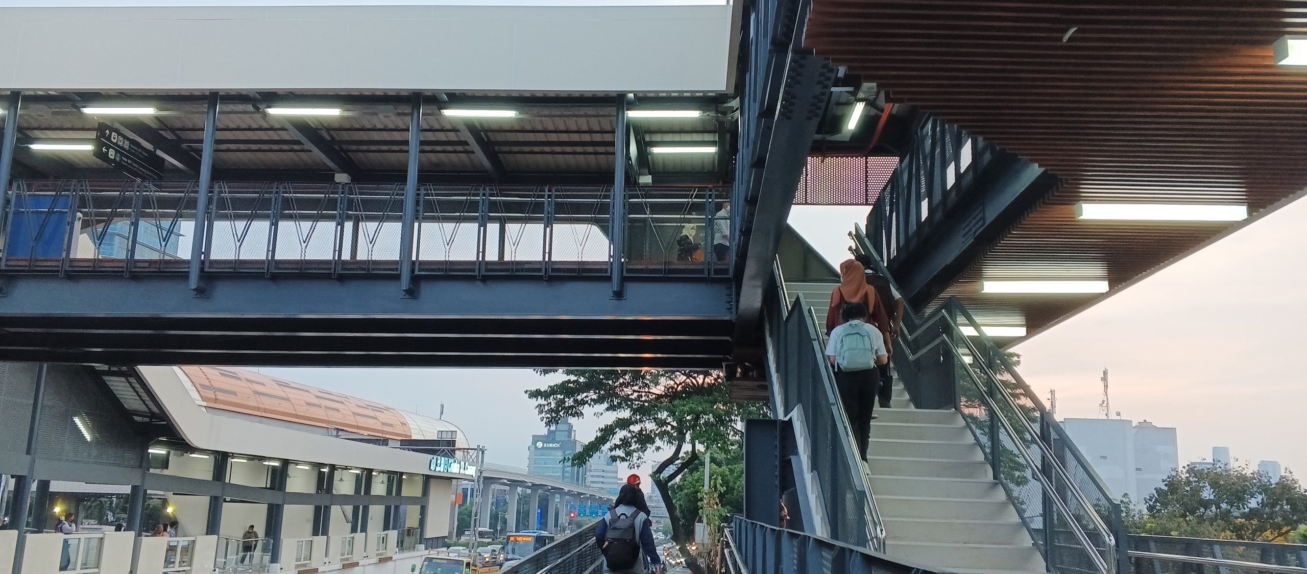 Pejalan kaki menaiki tangga Halte TJ Cikoko Stasiun Cawang sisi utara | Foto: RED/Adrian Falah Diratama