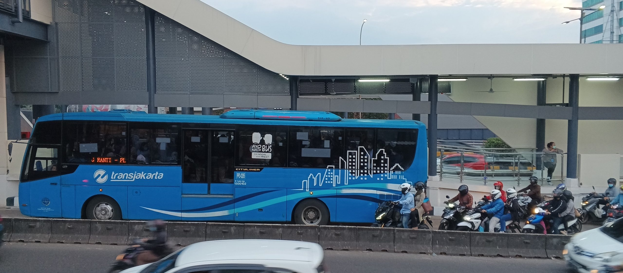 Bus TransJakarta milik operator PPD sedang menurun-naikkan menumpang pada Halte TJ Cikoko Stasiun Cawang arah timur. Banyak pemotor yang menyerobot jalur khusus TransJakarta pada belakang bus | Foto: RED/Adrian Falah Diratama
