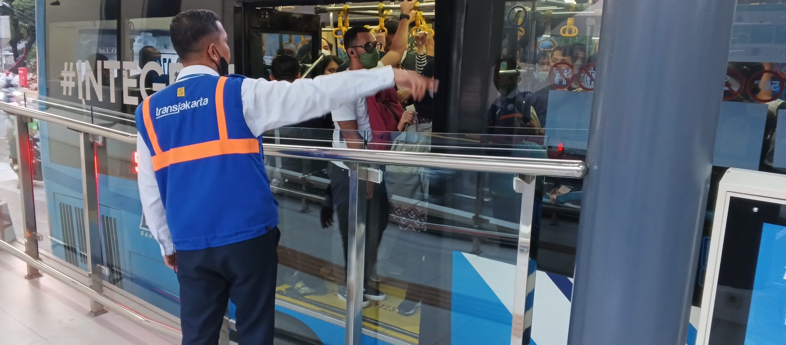 Pramusapa TransJakarta (dahulu bernama PLH/ Petugas Layanan Halte) yang menginstruksikan penumpang yang ingin turun di Halte Cikoko Stasiun Cawang arah timur agar berpindah ke pintu baris kedua bus gandeng Zhongtong | Foto: RED/Adrian Falah Diratama