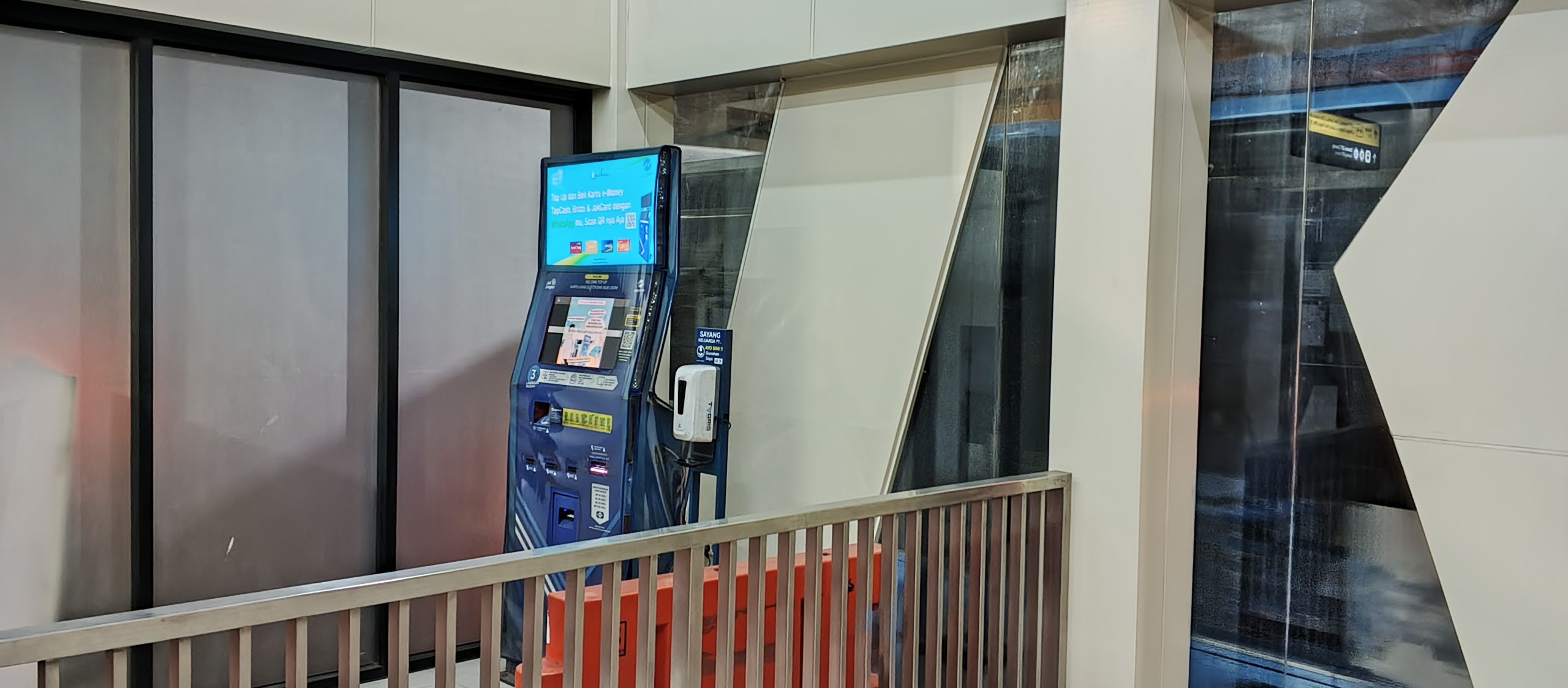 Vending Machine yang dapat diakses tanpa harus tap out terlebih dahulu | Foto: RED/Adrian Falah Diratama