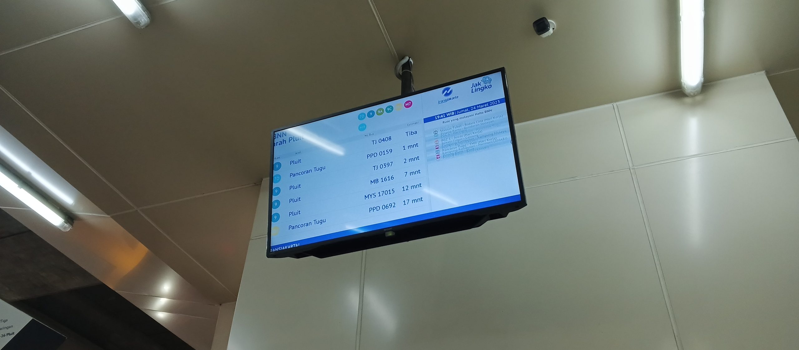 Papan informasi penumpang beserta kamera pengawas | Foto: RED/Adrian Falah Diratama