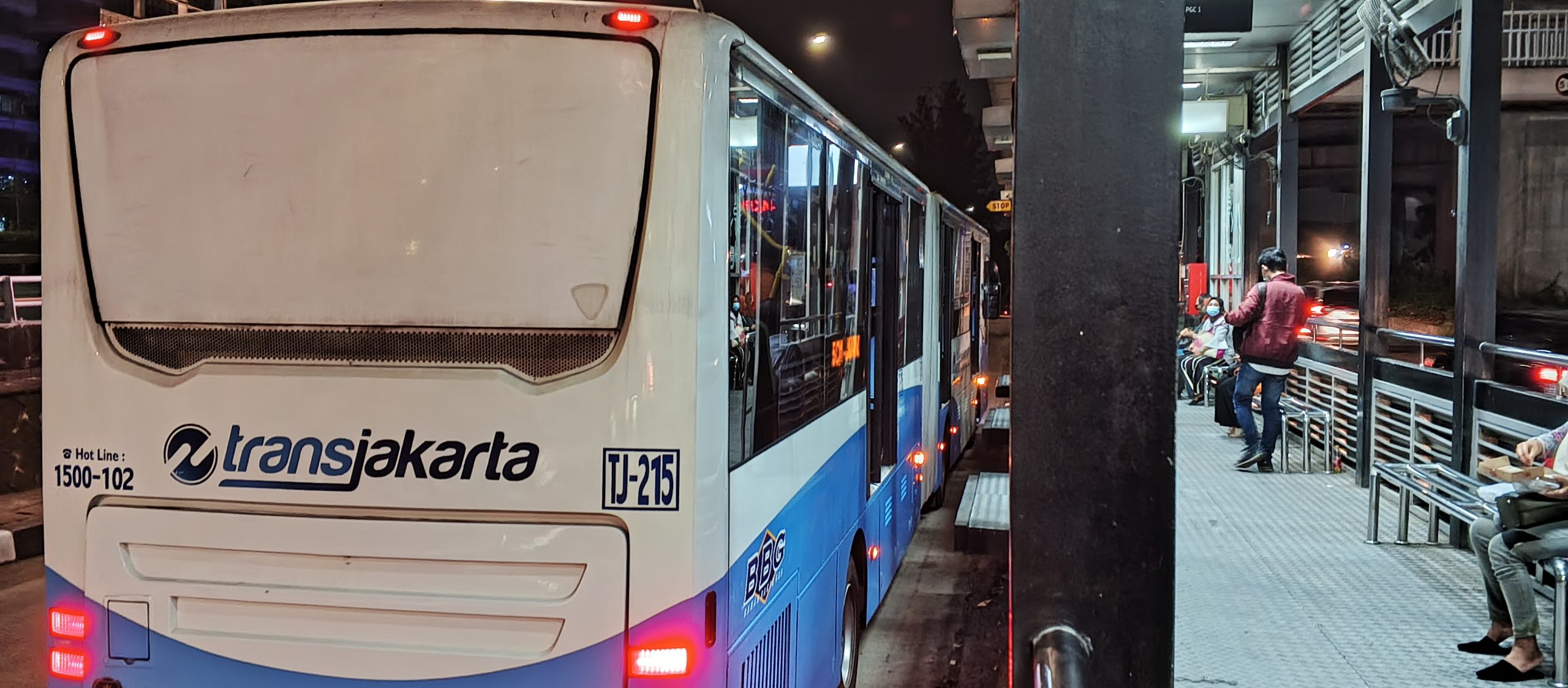 Bus TransJakarta yang sedang berhenti di Halte TJ BNN (lama). Dari foto terlihat jika jarak lantai bus dengan celah peron sangat jauh. <yoastmark class=