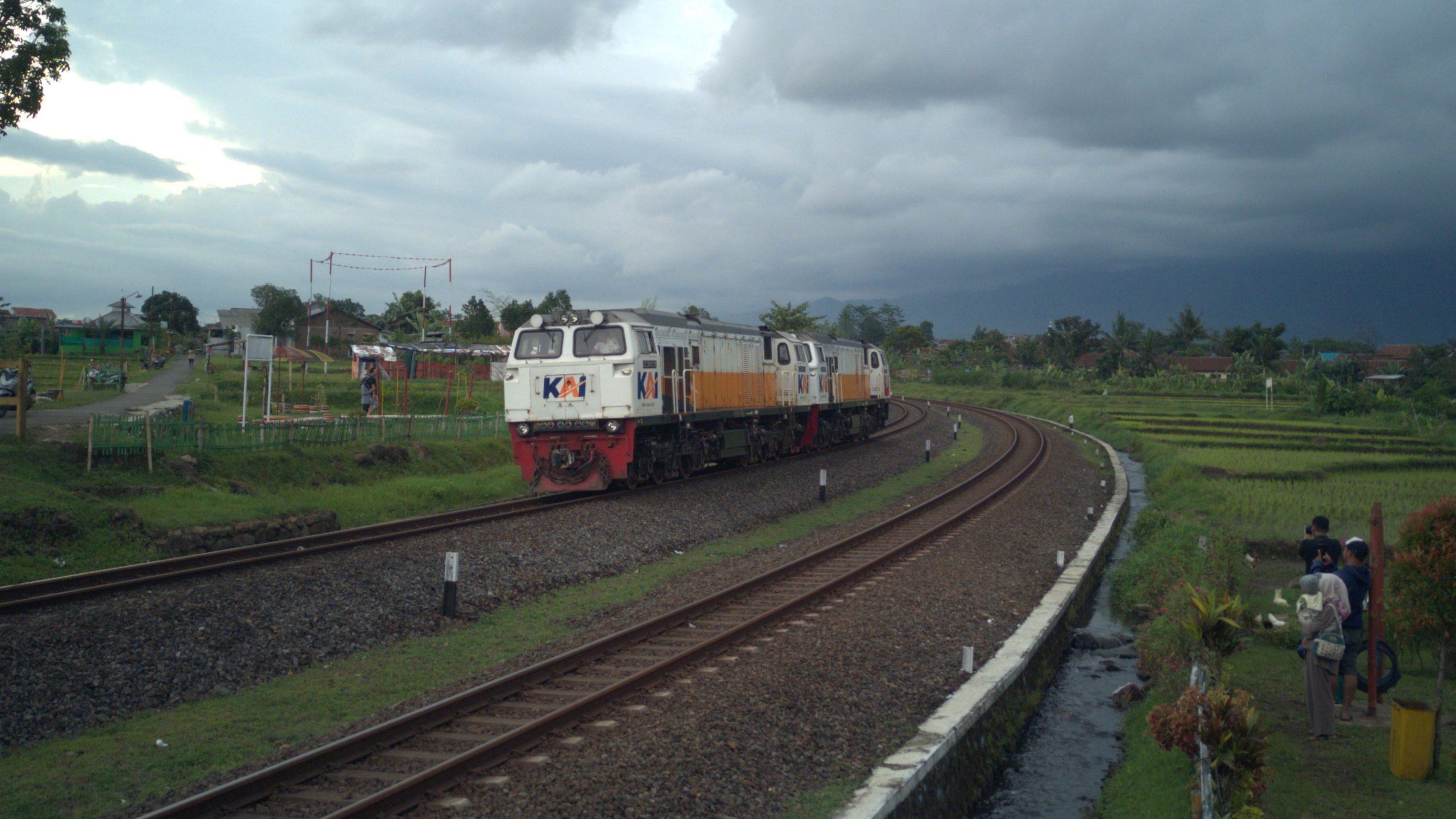 Lokomotif CC 206 13 39 dan CC 206 43 kembali setelah dinas uji beban jembatan.