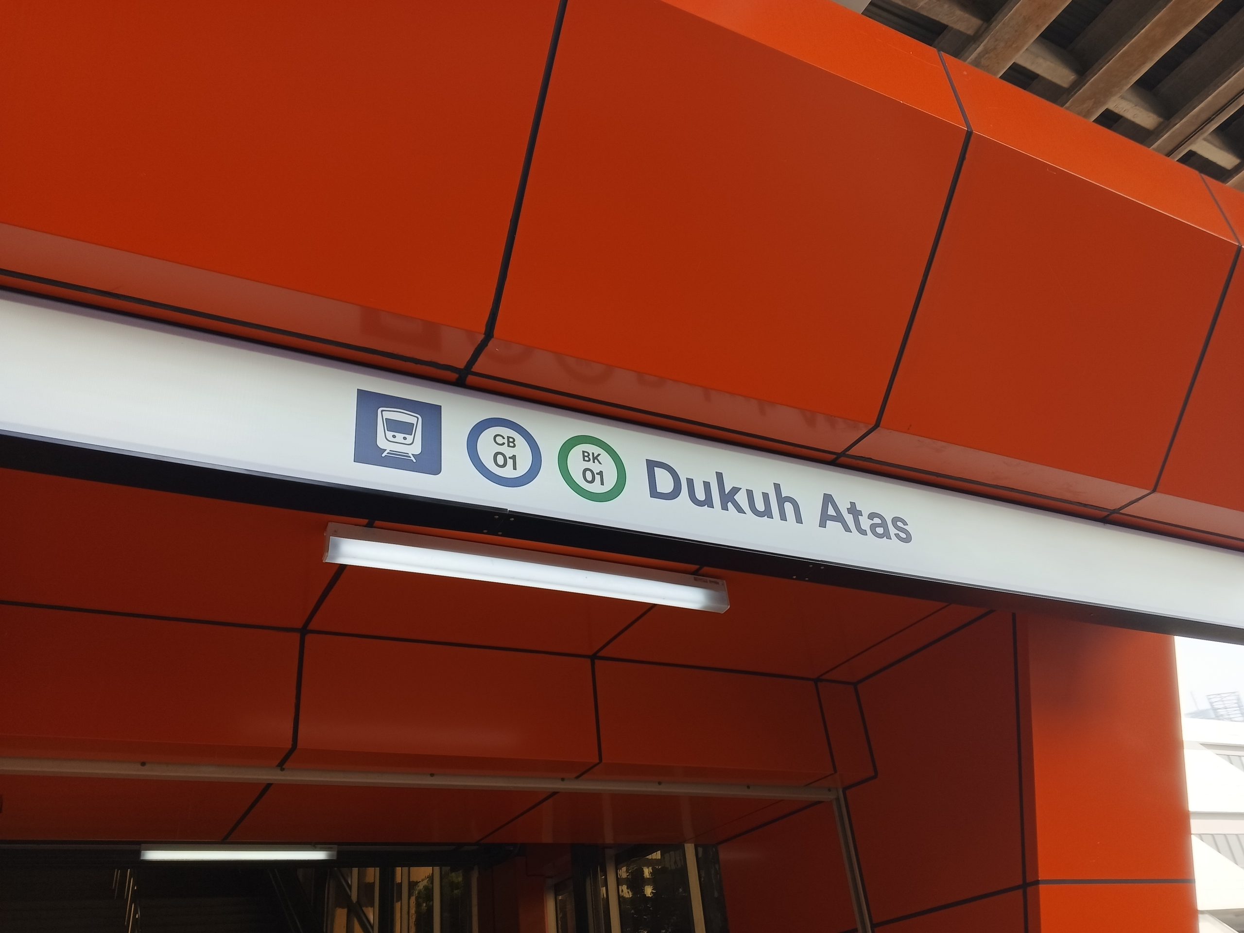 Papan informasi plang atau signage Stasiun KAI LRT Jabodebek Dukuh Atas | Foto: Adrian Falah Diratama