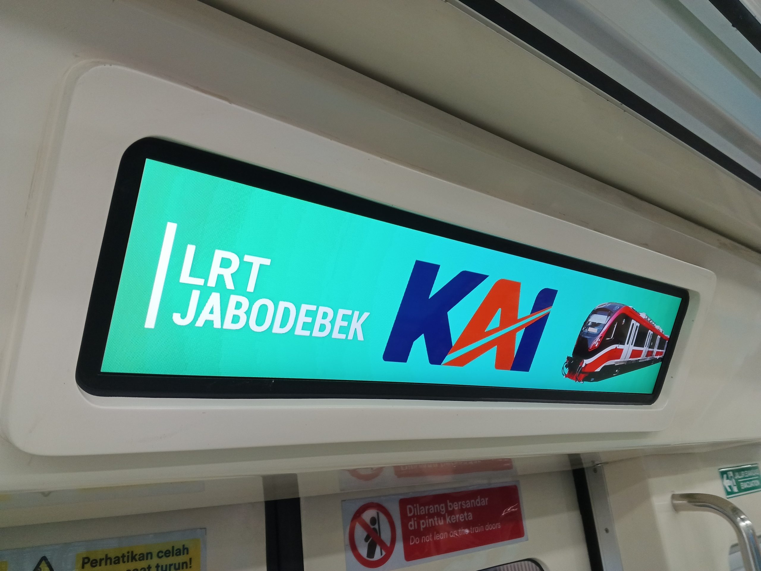 LED PIDS yang menampilkan tulisan 'LRT Jabodebek', Logo KAI, dan foto KRL LRT Jabodebek | Foto: Adrian Falah Diratama