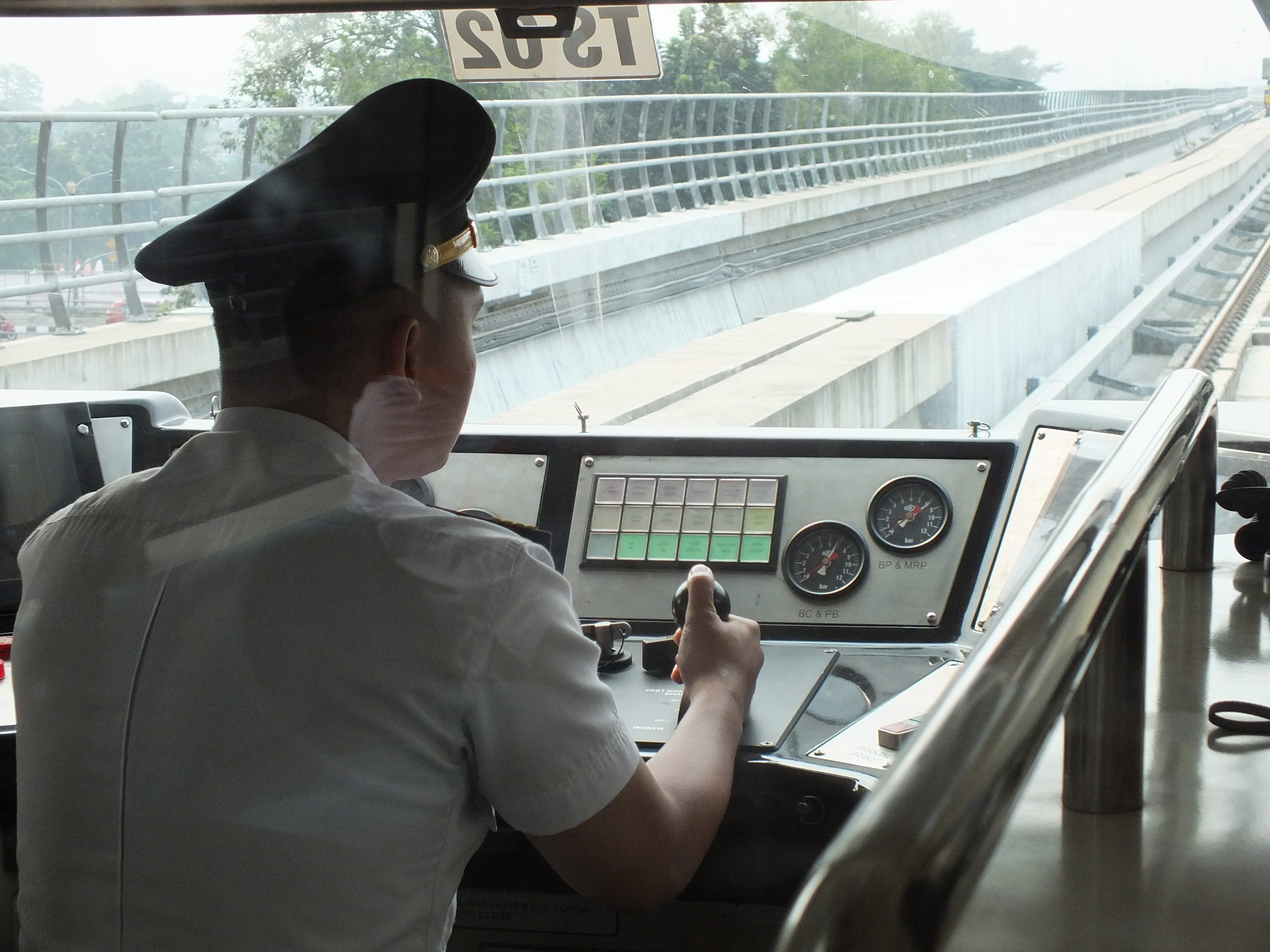 kereta yang dikendalikan secara manual oleh masinis selepas Stasiun TMII