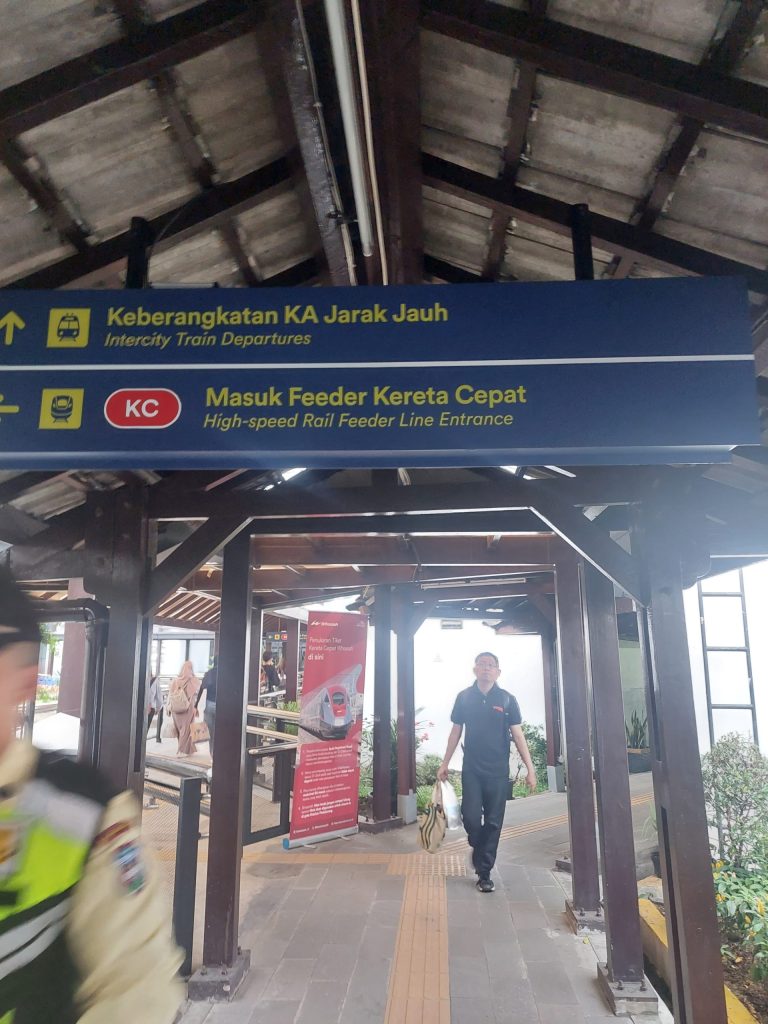 Signage di area luar Stasiun Bandung yang mengarahkan penumpang ke hall Feeder Kereta Cepat