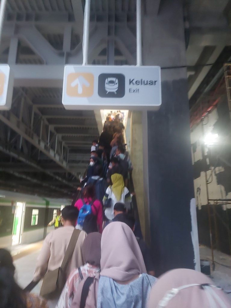 Eskalator menuju hall Stasiun Kereta Cepat Padalarang