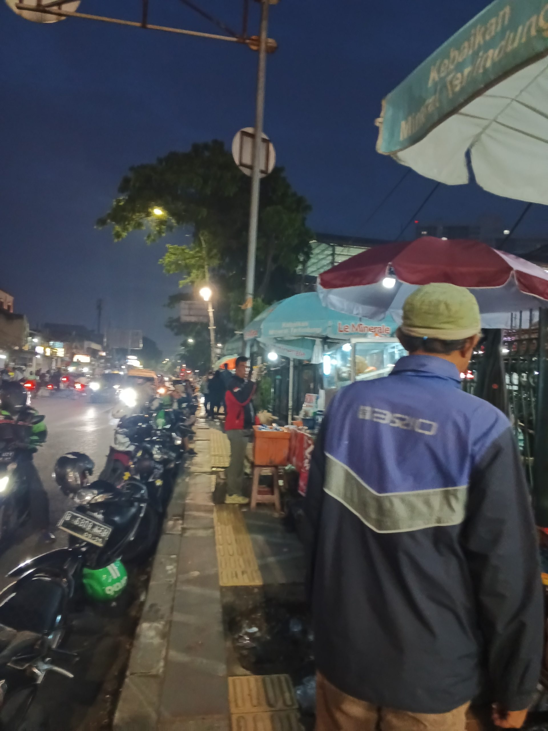 Kondisi trotoar yang sama pada malam hari ketika dipotret dari sisi yang berlawanan | Foto: RED/Adrian Falah Diratama