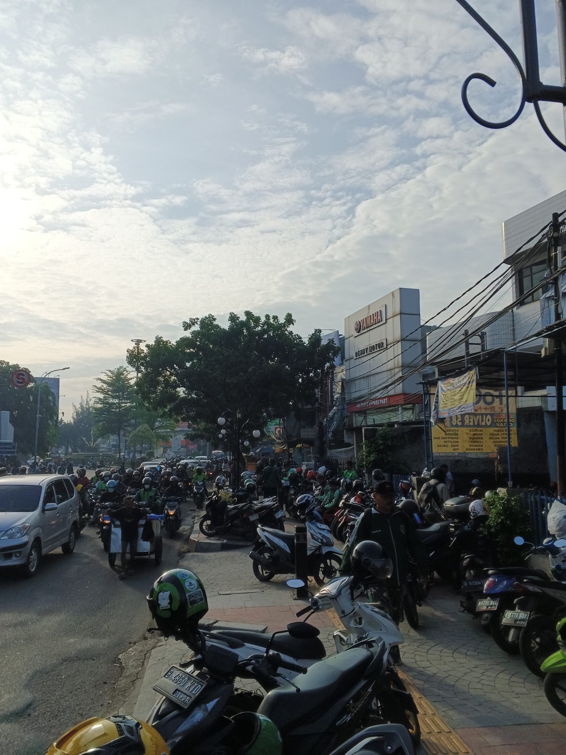 Kondisi trotoar di sisi selatan Jalan Ir. H. Juanda atau di dekat pintu gerbang selatan Stasiun KAI CL Bekasi pada pagi hari. Terlihat motor milik pengemudi ojek daring telah memenuhi permukaan trotoar | Foto: RED/Adrian Falah Diratama