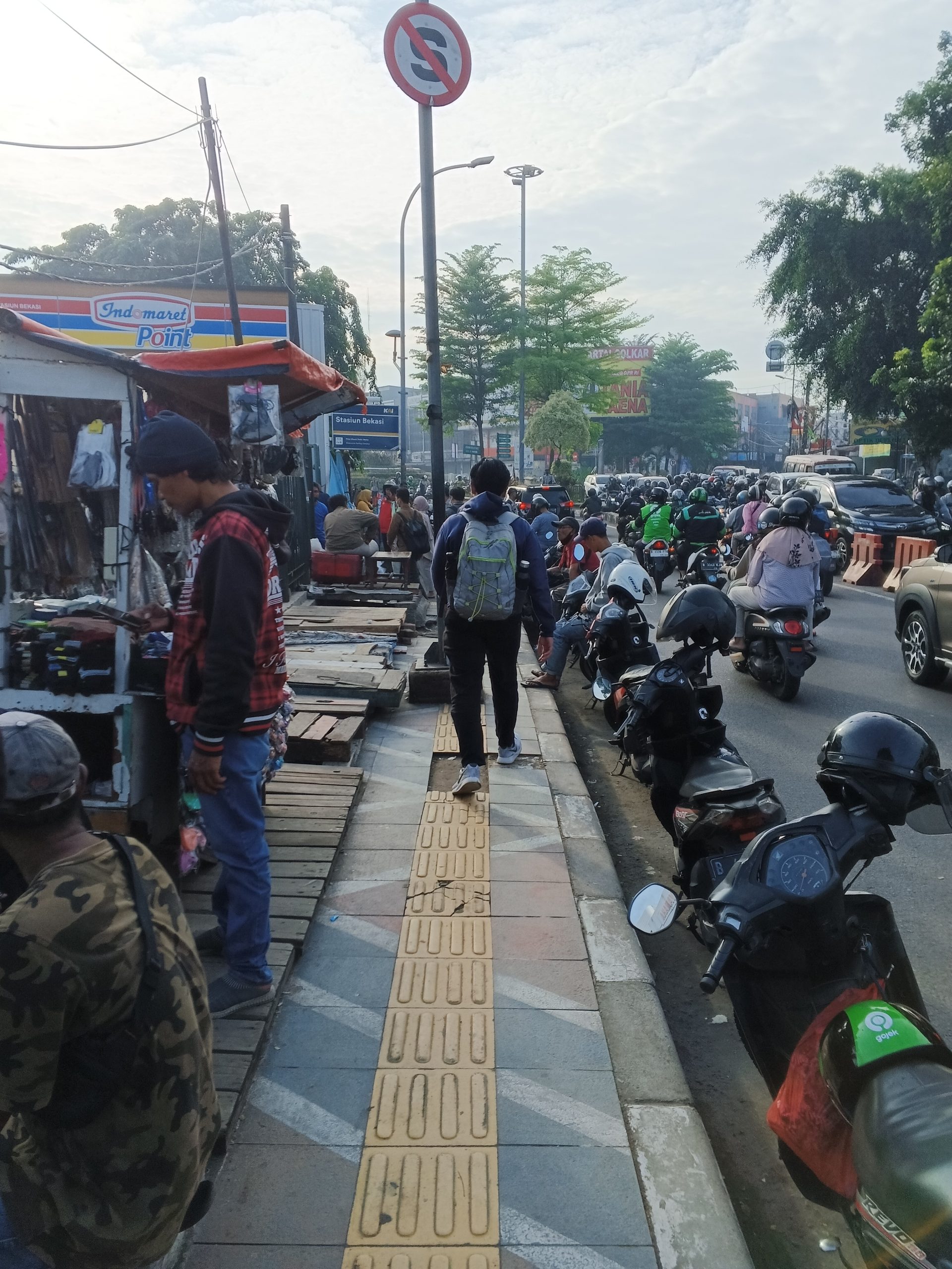 Kondisi trotoar di sisi utara Jalan Ir. H. Juanda atau di dekat pintu gerbang selatan Stasiun KAI CL Bekasi | Foto: RED/Adrian Falah Diratama