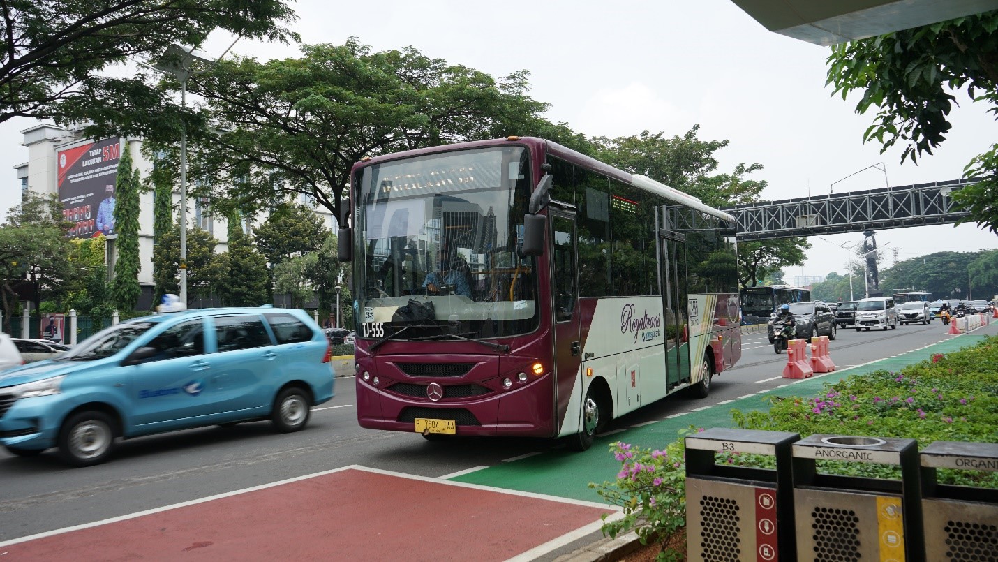 Layanan bus Royal Trans dari operator PT TransJakarta. Armada busnya memiliki kemiripan dengan armada bus pada layanan Minitrans. Warna ungu sepertinya berasal dari warna kebangsawanan yang identik dengan bangsawan Prancis pada abad ke-17-18 | Foto: TransJakarta