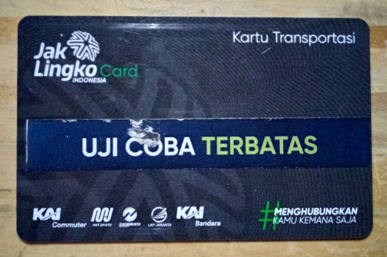 Sisi depan kartu transportasi JakLingko. Terdapat logo JakLingko Indonesia Card dan logo operator transportasi seperti KAI Commuter, MRT Jakarta, Transjakarta, LRT Jakarta, dan KAI Bandara. | Foto: RED/ Adrian Falah Diratama