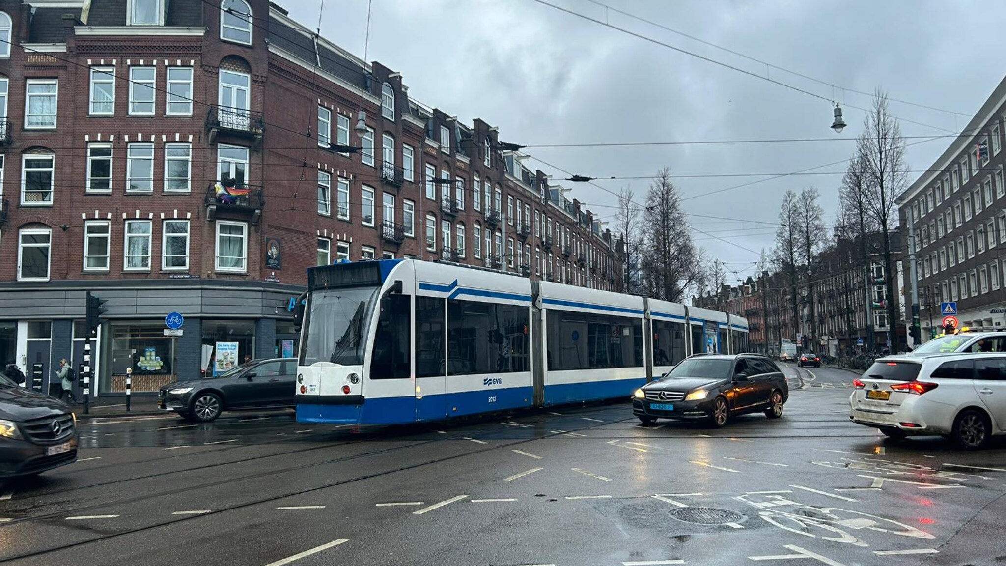 Trem yang berhenti beroperasi akibat terdampak pemadaman listrik di Clerqstraat, Amsterdam, Belanda | Foto: RTL Nieuws