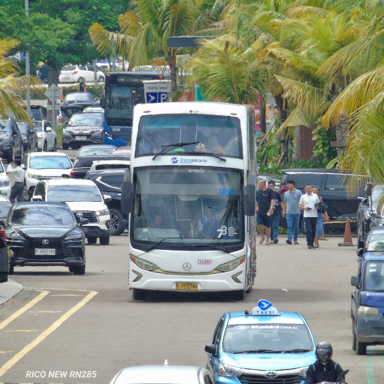 Layanan Bus Wisata (BW) TransJakarta dengan armada bus tingkat berwarna putih. Di kejauhan terlihat armada bus TransJakarta dek tinggi (high deck) berwarna biru. | Foto: RED/Enrico Perdana Putra