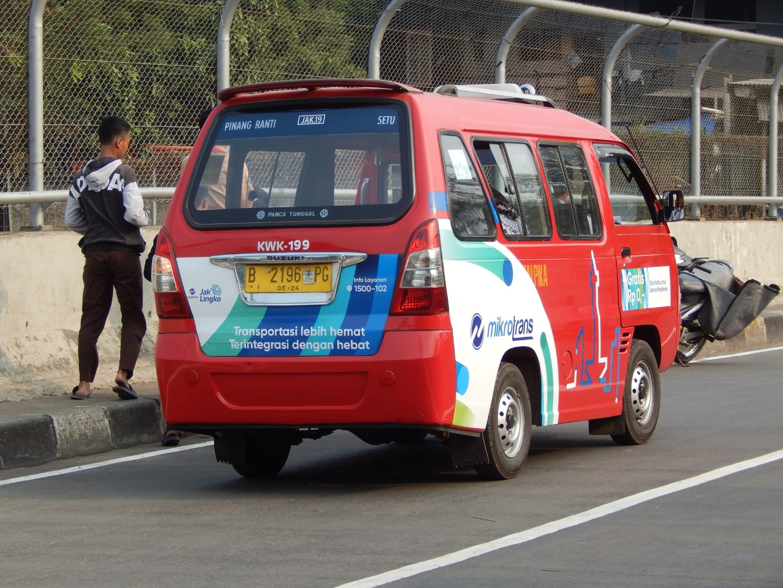 Layanan non-bus TransJakarta berupa angkutan perkotaan modern bernama Mikrotrans ketika masih dikelir dengan livery lamanya. | Foto: RED/Enrico Perdana Putra