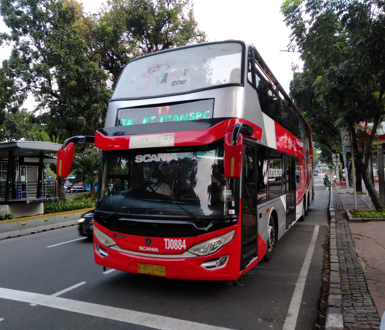 Layanan Bus Wisata (BW) TransJakarta dengan armada bus tingkat berkelir merah dengan ornamen desain ondel-ondel. | Foto: RED/Enrico Perdana Putra