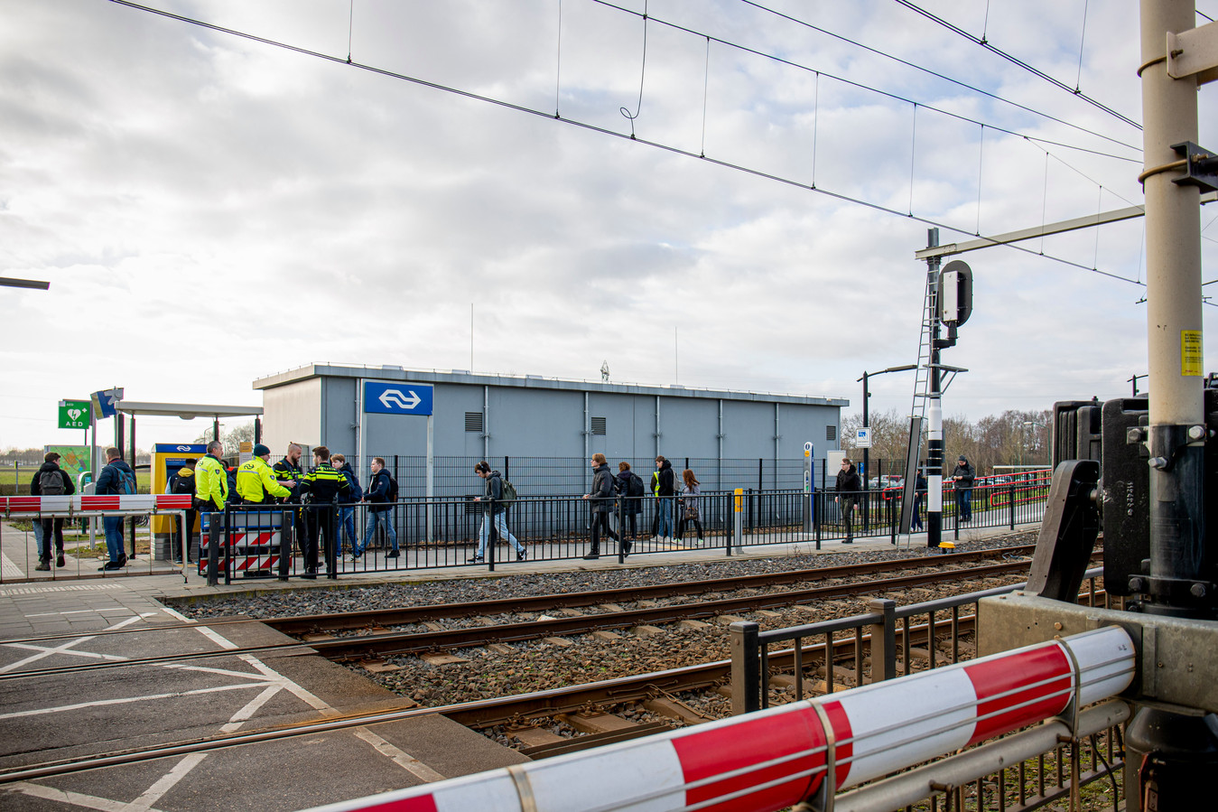 Stasiun NS Maarheeze dan pengamanan oleh polisi Belanda (berseragam hitam dengan aksen garis kuning berpendar) pada akses pintu keluar masuk stasiun | Foto: Doris van Gool via DCI Media