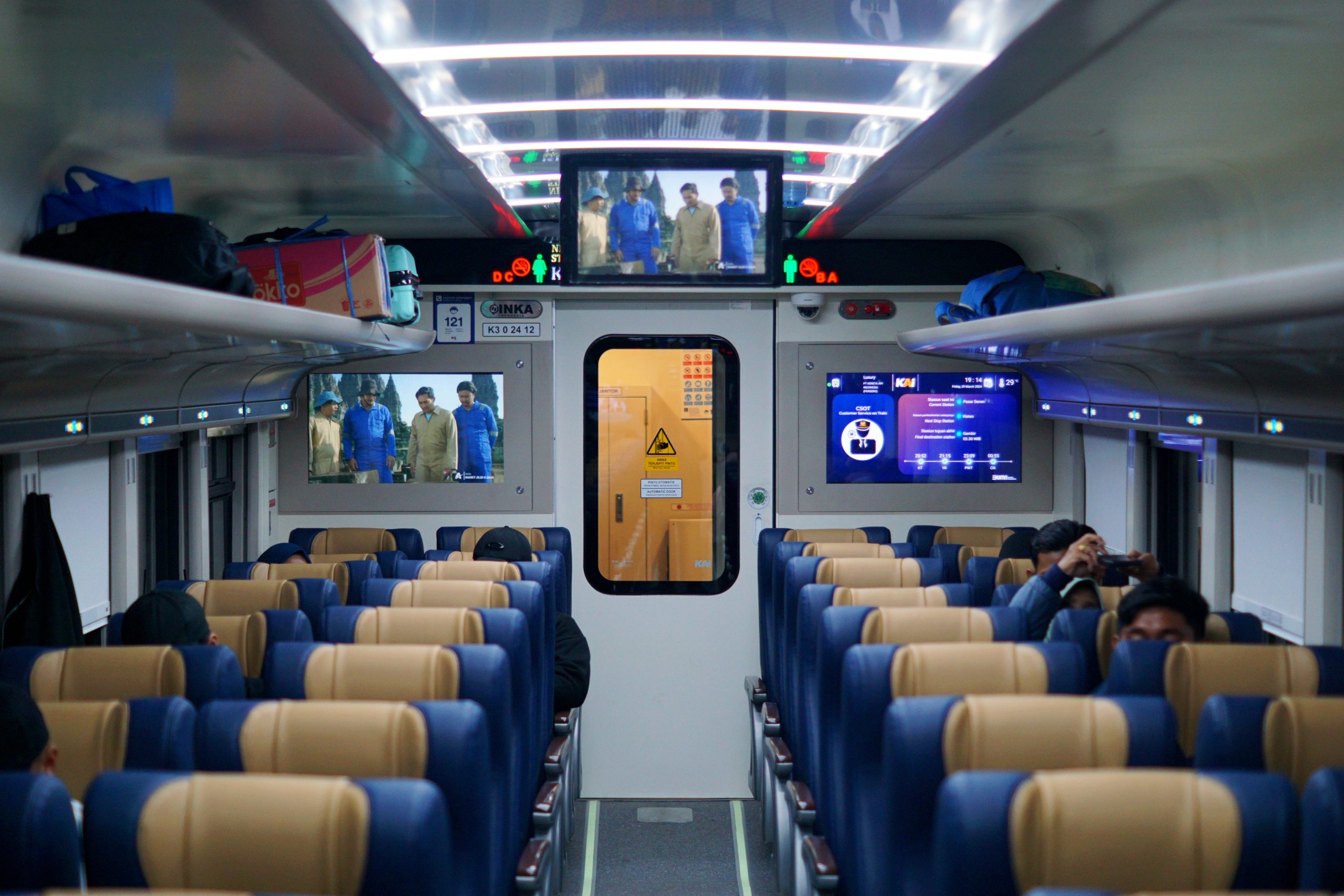 Interior kereta Ekonomi New Generation di malam hari