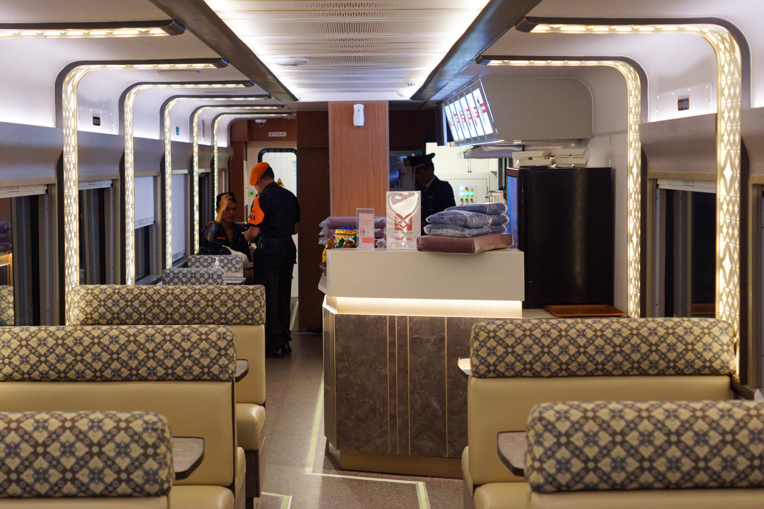 Interior kereta makan pada KA Majapahit