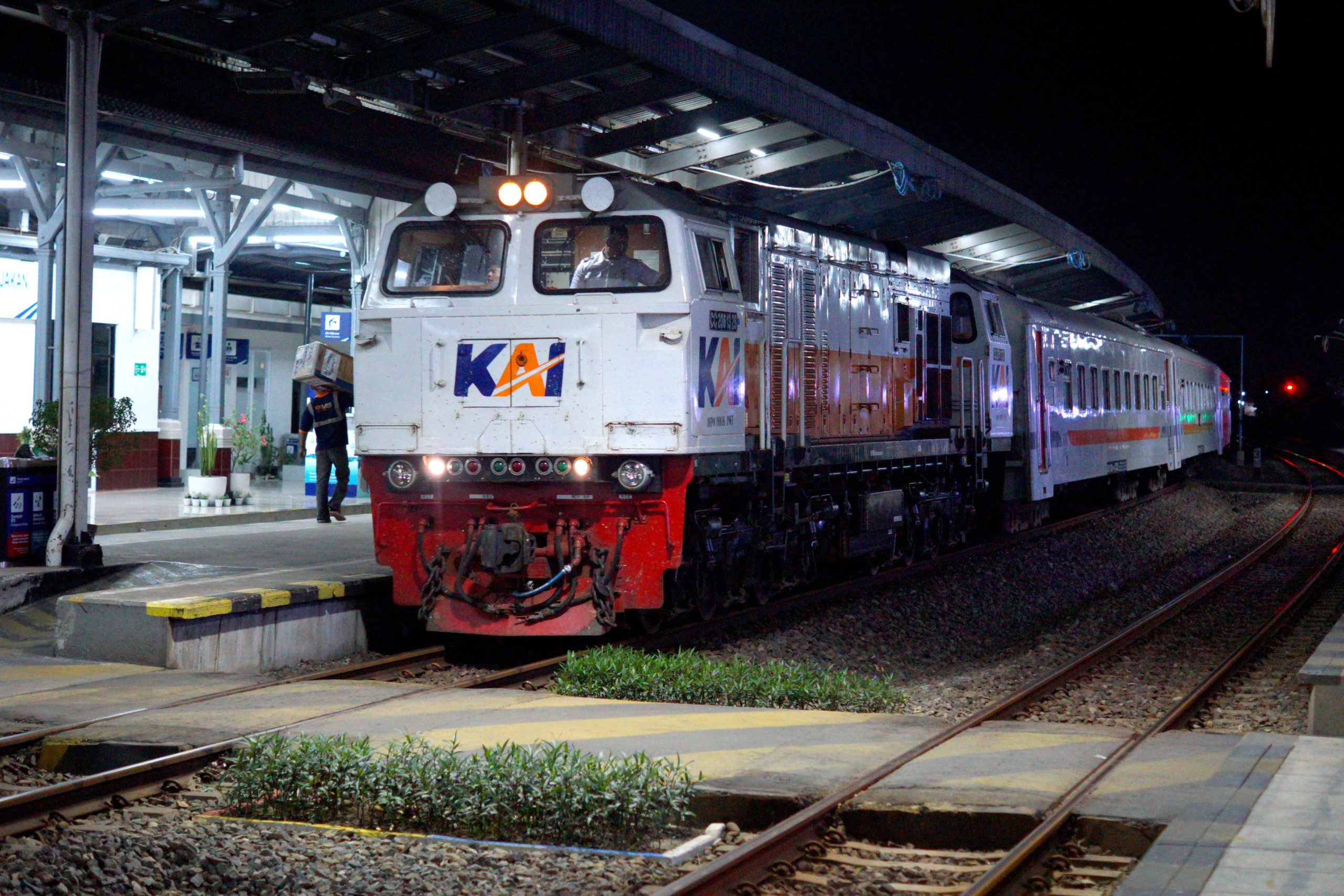 KA Jayabaya, salah satu KA yang membawa kereta Ekonomi New Generation hasil modifikasi Manggarai