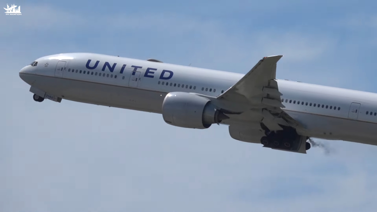 Pesawat United Airlines 