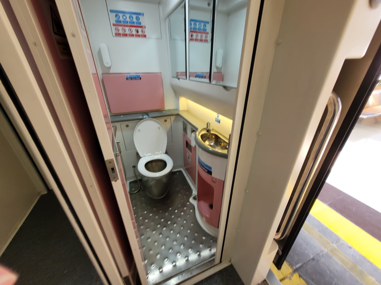 Toilet di kereta Ekonomi New Generation dengan fasilitas lengkap.