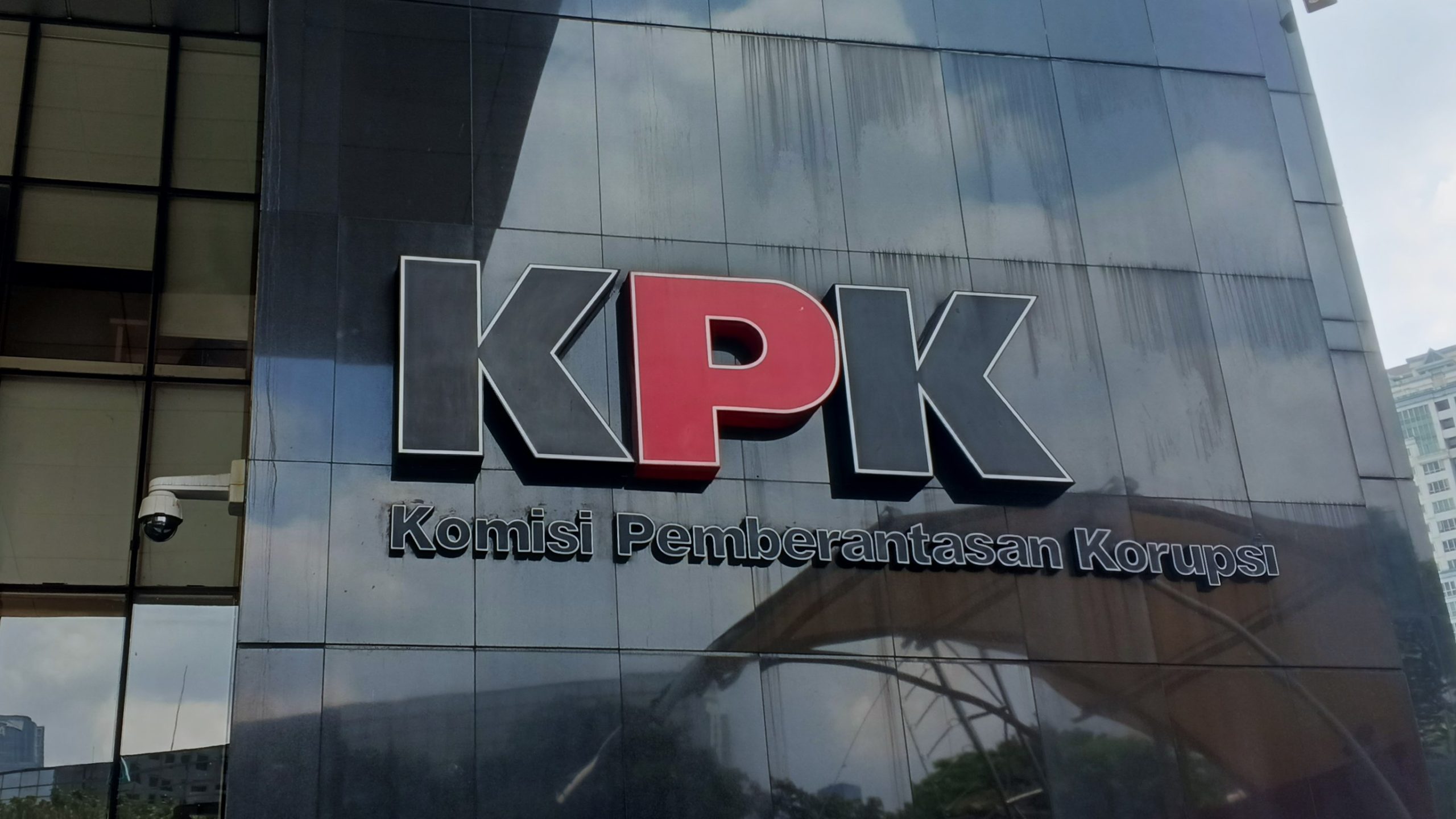 logo KPK pada bagian lobi gedung KPK